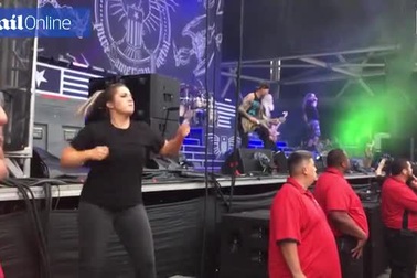 Phát sốt với màn trình diễn ngôn ngữ ký hiệu “bốc lửa”