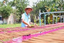 9X gác bằng đại học về quê làm nhang sạch, khách nước ngoài cũng "mê"