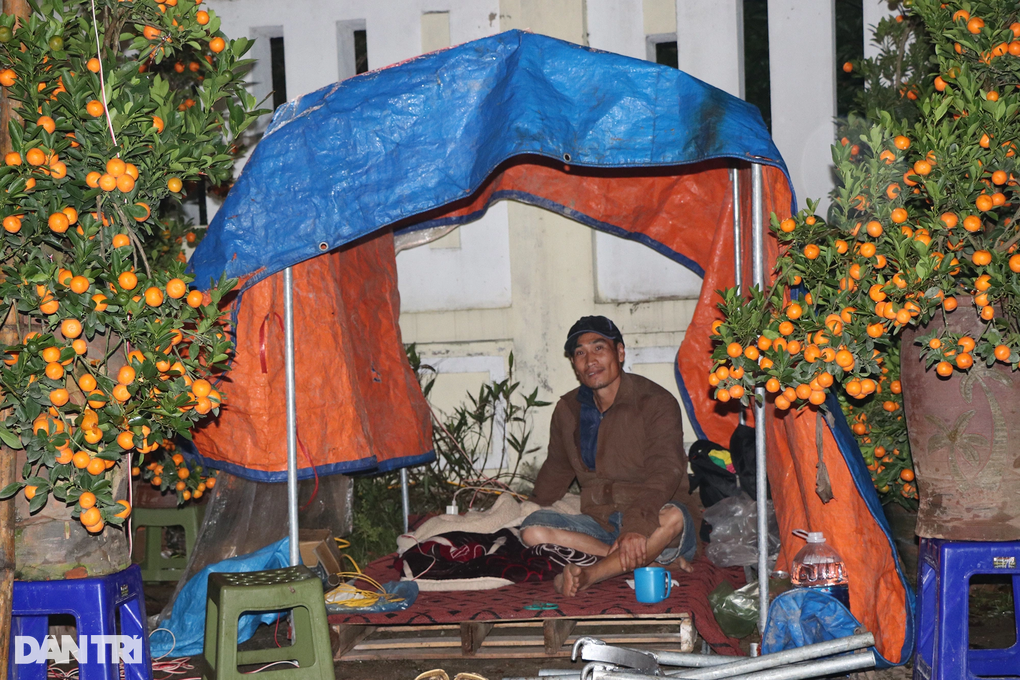 Cảnh ăn bờ ngủ bụi, mắt nhắm mắt mở của những người buôn Tết - 6 Cảnh ăn bờ ngủ bụi, mắt nhắm mắt mở của những người buôn Tết - 6