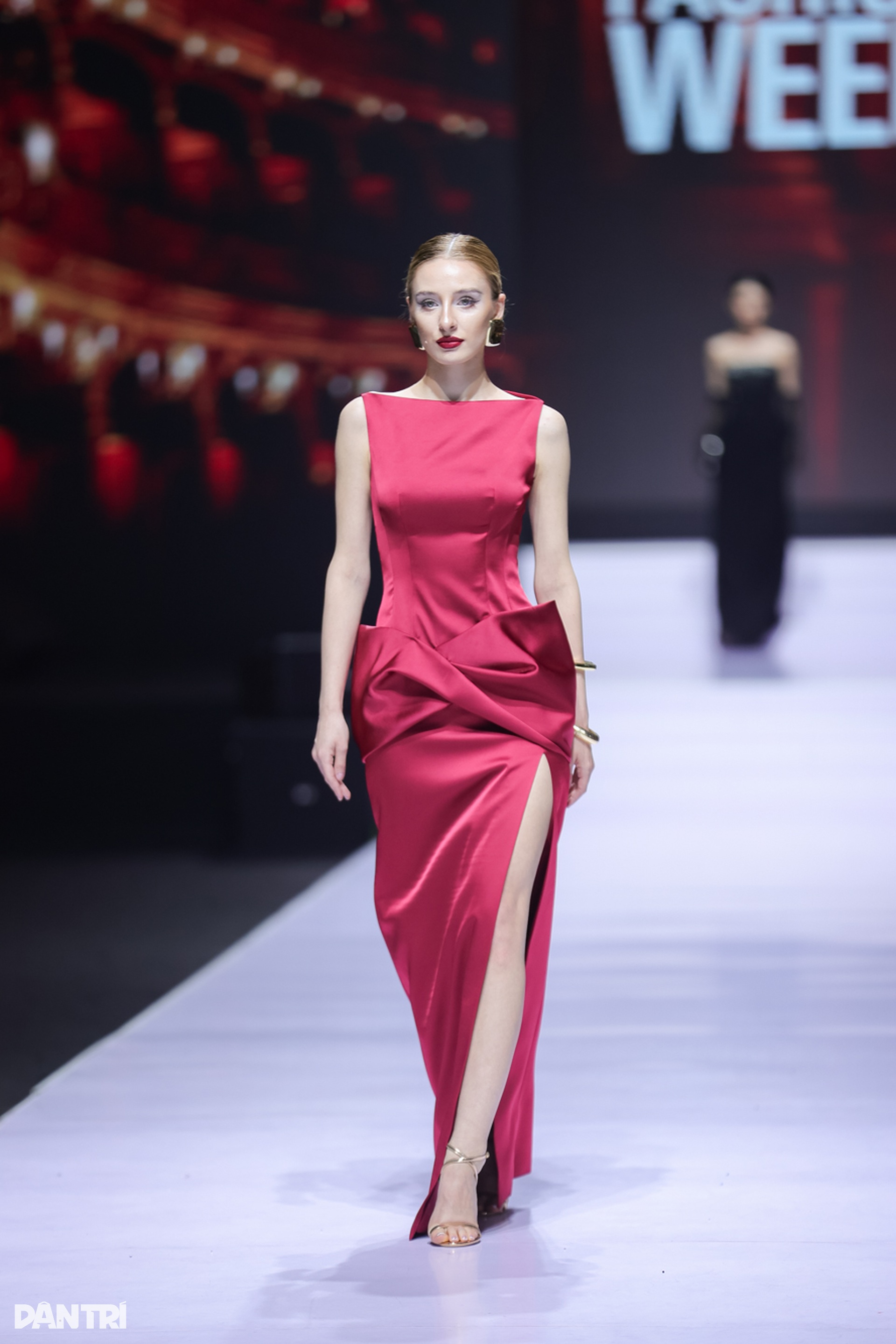 Hoàng Thùy tái hiện cú xoay váy từng gây “sốt” truyền thông quốc tế - 11 Hoàng Thùy tái hiện cú xoay váy từng gây “sốt” truyền thông quốc tế - 11