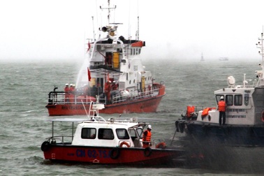 Diễn tập cứu nạn tàu khách bốc cháy trên Vịnh Nha Trang