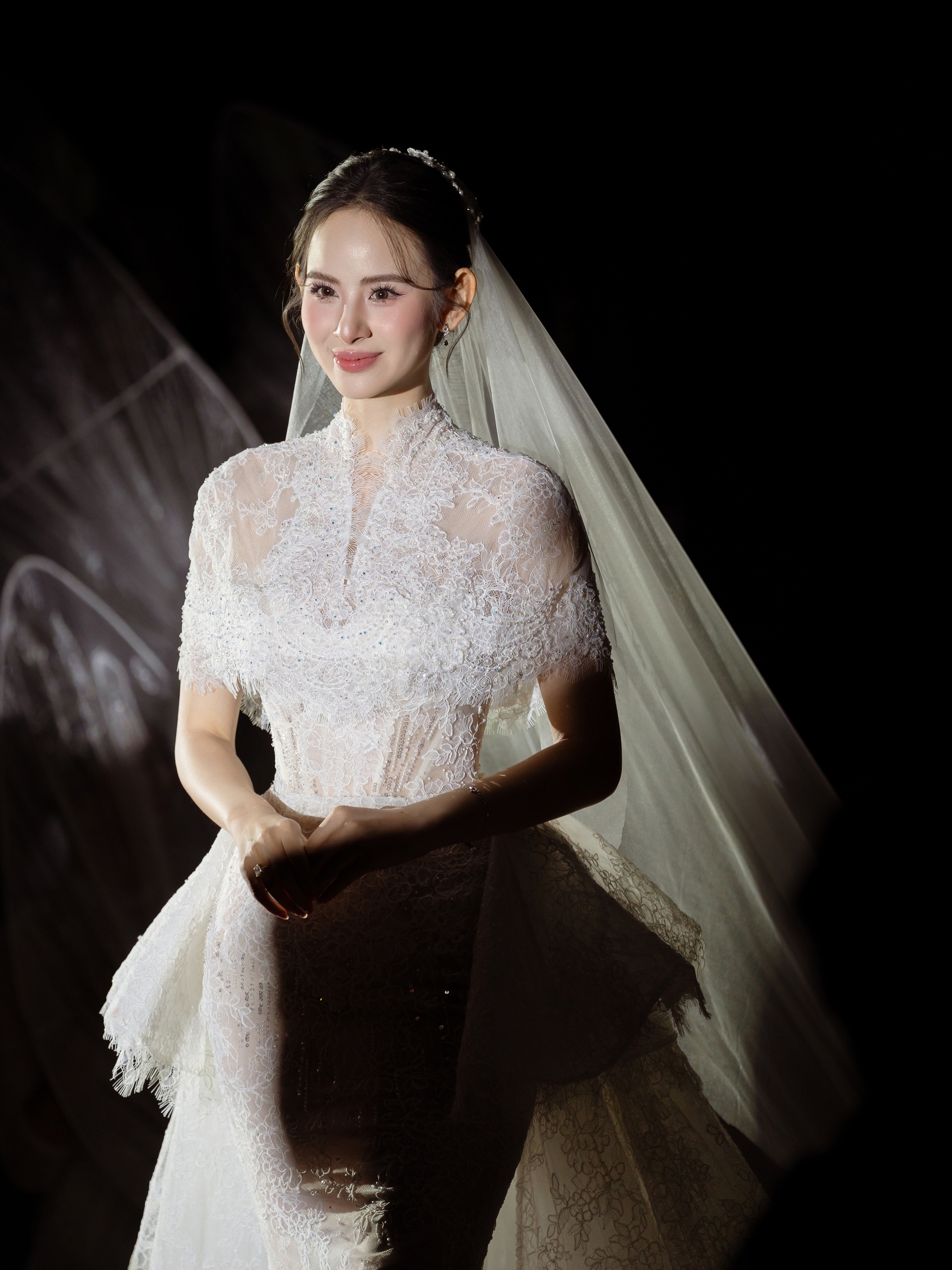 Hương Liên bật khóc bên chồng hơn 12 tuổi trong đám cưới hào môn xa hoa - 3 Hương Liên bật khóc bên chồng hơn 12 tuổi trong đám cưới hào môn xa hoa - 3