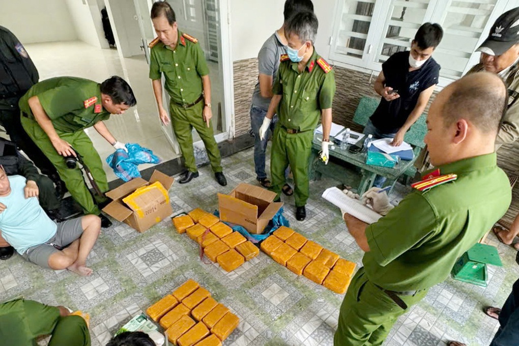 100 cảnh sát phá đường dây vận chuyển ma túy xuyên biên giới, có súng đạn - 1