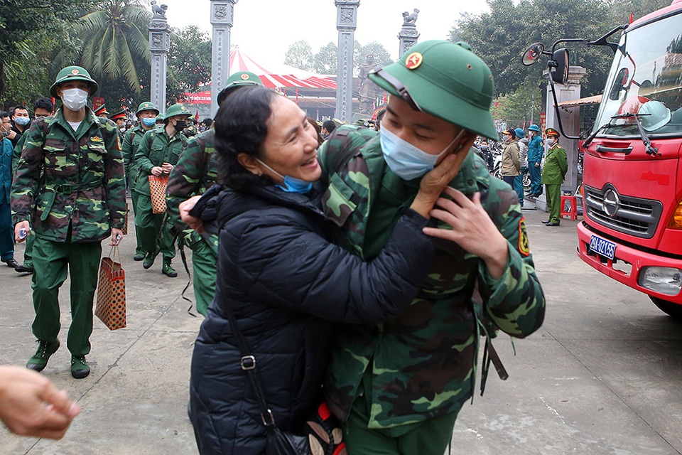 Đo thân nhiệt, phát khẩu trang tại lễ giao nhận quân giữa mùa dịch corona - 7 Đo thân nhiệt, phát khẩu trang tại lễ giao nhận quân giữa mùa dịch corona - 7