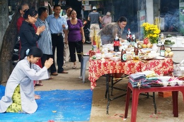 Cả thành phố bày bàn cúng âm hồn bên đường