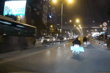 Xe máy chở hàng cồng kềnh, tạo nên tình huống vừa đáng sợ vừa buồn cười