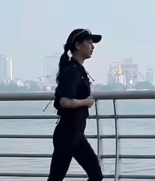 Mỹ nhân Hàn chạy bộ tại Hồ Tây: Nhan sắc hàng đầu, sở hữu tài sản triệu USD - 1