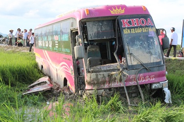Xe khách "bay" xuống ruộng, hơn 30 hành khách hú vía