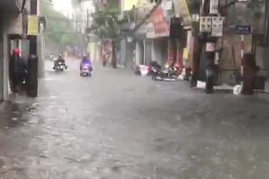 Hà Nội: Đường biến thành sông sau trận mưa lớn