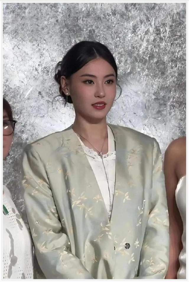 Cecilia Cheung suddenly looks young at 45, suspected of cosmetic surgery - 5 Trương Bá Chi bỗng trẻ lạ ở tuổi 45, bị nghi can thiệp thẩm mỹ - 5
