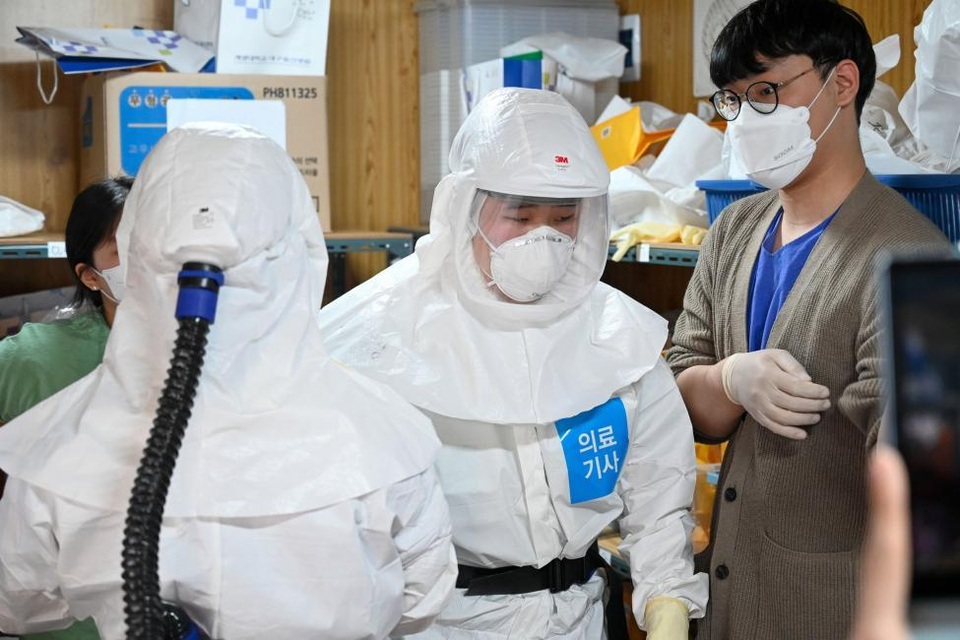 Người nhiễm virus corona có thể lây cho người khác trong bao lâu? - 1 Người nhiễm virus corona có thể lây cho người khác trong bao lâu? - 1