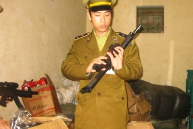 Bắt xe khách vận chuyển gần 1.000 khẩu súng đạn nhựa