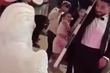 Chú rể đột tử khi đang mải nhảy múa cùng cô dâu trong ngày cưới