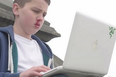 Clip đầy ý nghĩa của cậu bé tuổi teen về vấn nạn “bắt nạt trực tuyến”