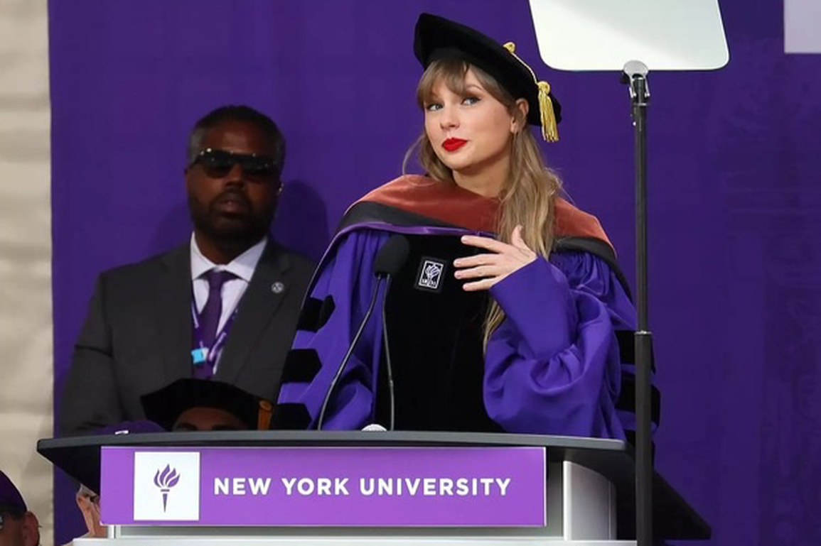 Taylor Swift gây bão với khoảnh khắc ngọt ngào khi nhận bằng tiến sĩ - 2 Taylor Swift gây bão với khoảnh khắc ngọt ngào khi nhận bằng tiến sĩ - 2