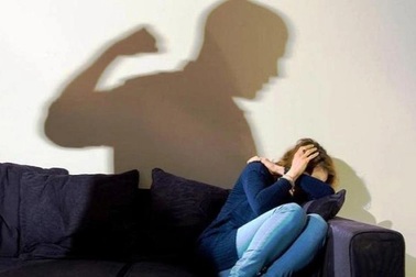 Chồng bạo hành vợ rồi lại lấy tiền của chung để đóng phạt?