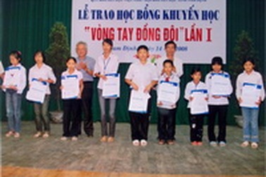 Trao tặng 150 suất học bổng cho học sinh Nam Định