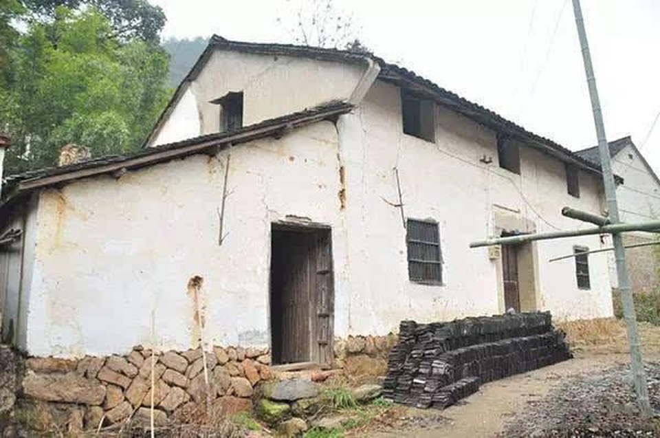 Người đàn ông biến ngôi nhà ma ám bỏ hoang thành dinh thự như tranh vẽ - 2 Người đàn ông biến ngôi nhà ma ám bỏ hoang thành dinh thự như tranh vẽ - 2