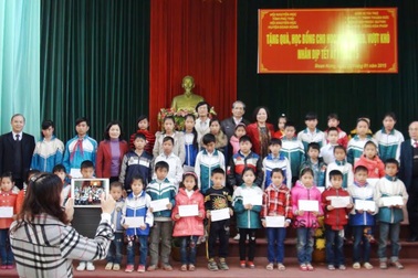 Hội Khuyến học Đoan Hùng tặng quà học sinh nghèo 