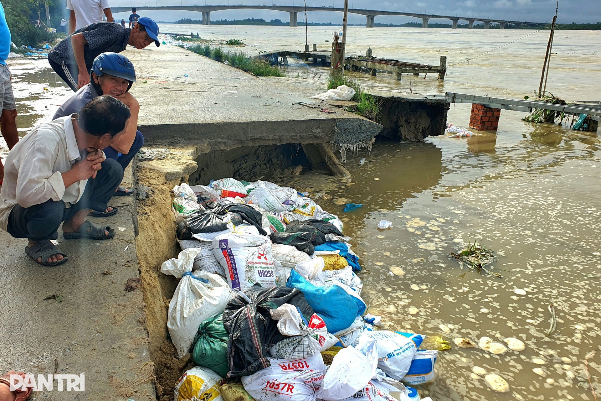 Hàng nghìn người dốc sức vá bờ kè bị lũ dữ tấn công - 10 Hàng nghìn người dốc sức vá bờ kè bị lũ dữ tấn công - 10