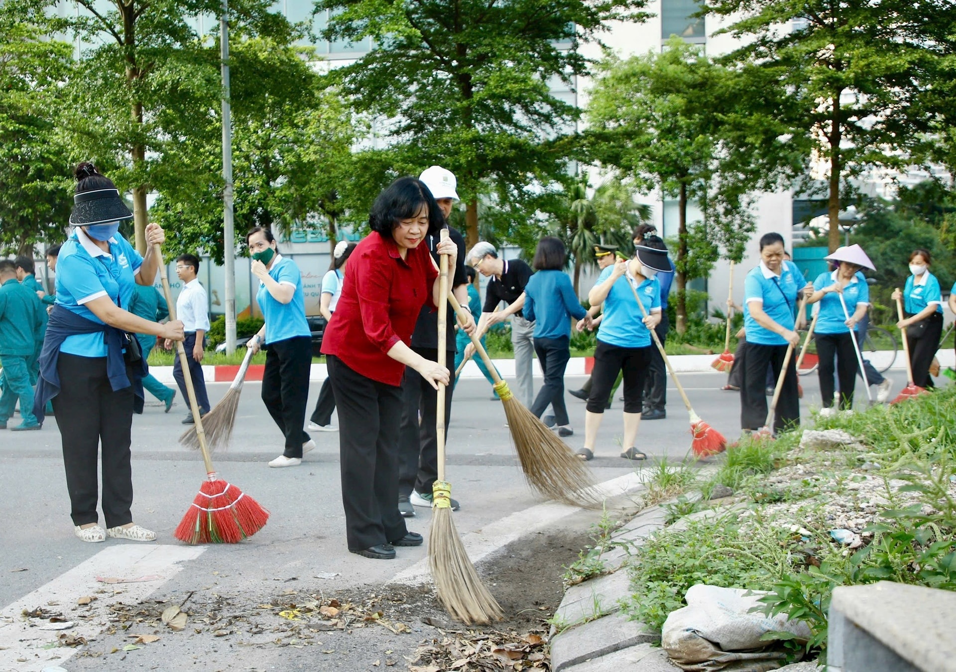 Bí thư và Chủ tịch Hà Nội cùng tham gia dọn rác, tổng vệ sinh môi trường - 1