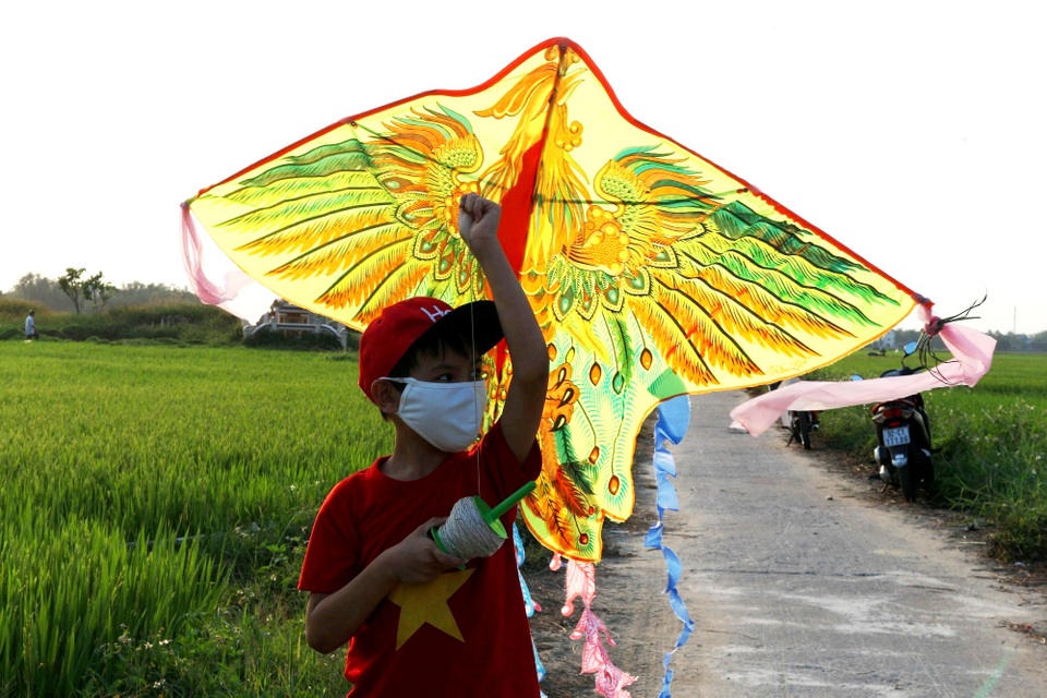 Phụ huynh cùng học sinh ra đồng thả diều giữa dịch Covid-19 - 9 Phụ huynh cùng học sinh ra đồng thả diều giữa dịch Covid-19 - 9
