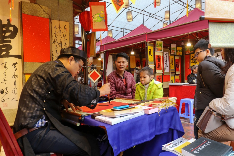Mưa lạnh người dân vẫn đổ về Văn Miếu xin chữ đầu năm - 7 Mưa lạnh người dân vẫn đổ về Văn Miếu xin chữ đầu năm - 7