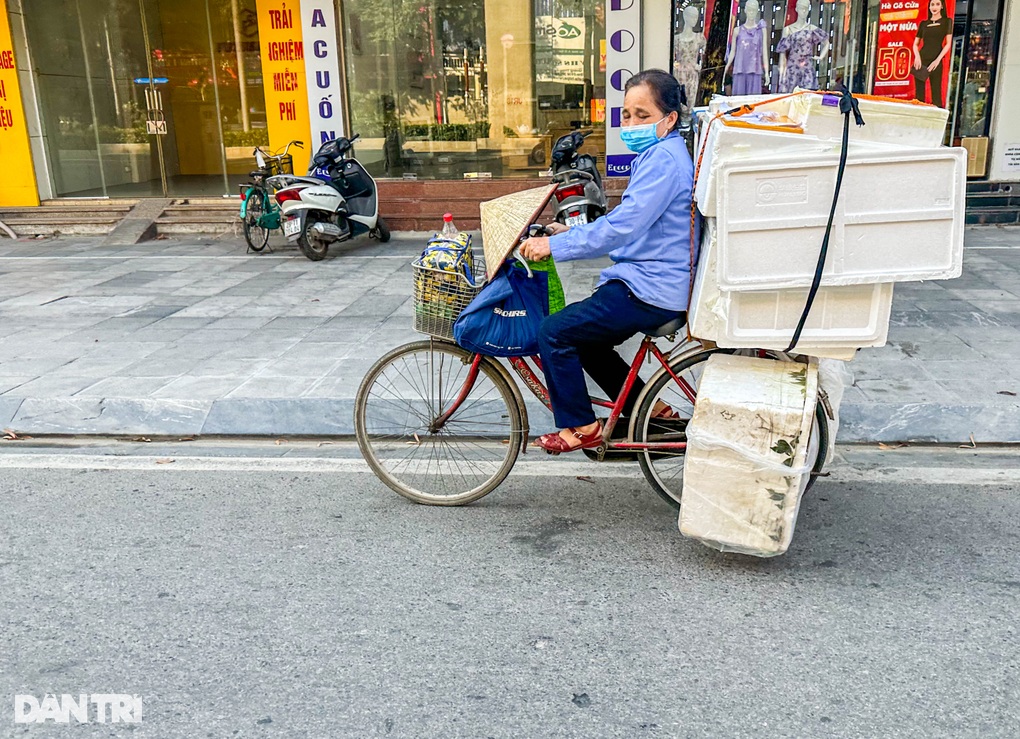 Xe máy chở hàng chất cao như núi nghênh ngang trên đường phố Hà Nội - 4 Xe máy chở hàng chất cao như núi nghênh ngang trên đường phố Hà Nội - 4