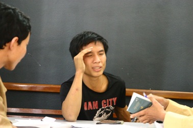 Taxi hất CSGT lên nắp capo, chạy qua nhiều phố