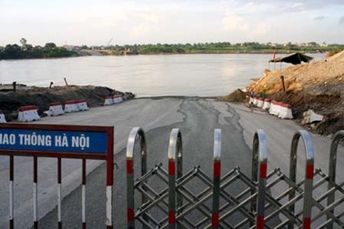 Tàu chở cát lại đâm đứt cầu phao Đuống