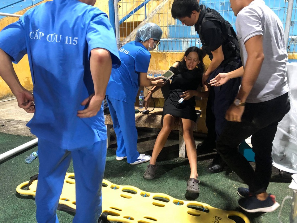 Nữ cổ động viên bị ngất trên sân Hàng Đẫy - 1 Nữ cổ động viên bị ngất trên sân Hàng Đẫy - 1