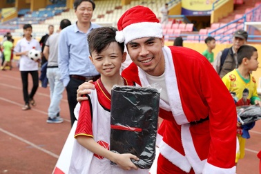 Tuyển thủ Việt Nam trao quà Giáng sinh trong chuyên trình "Bóng đá và sẻ chia"