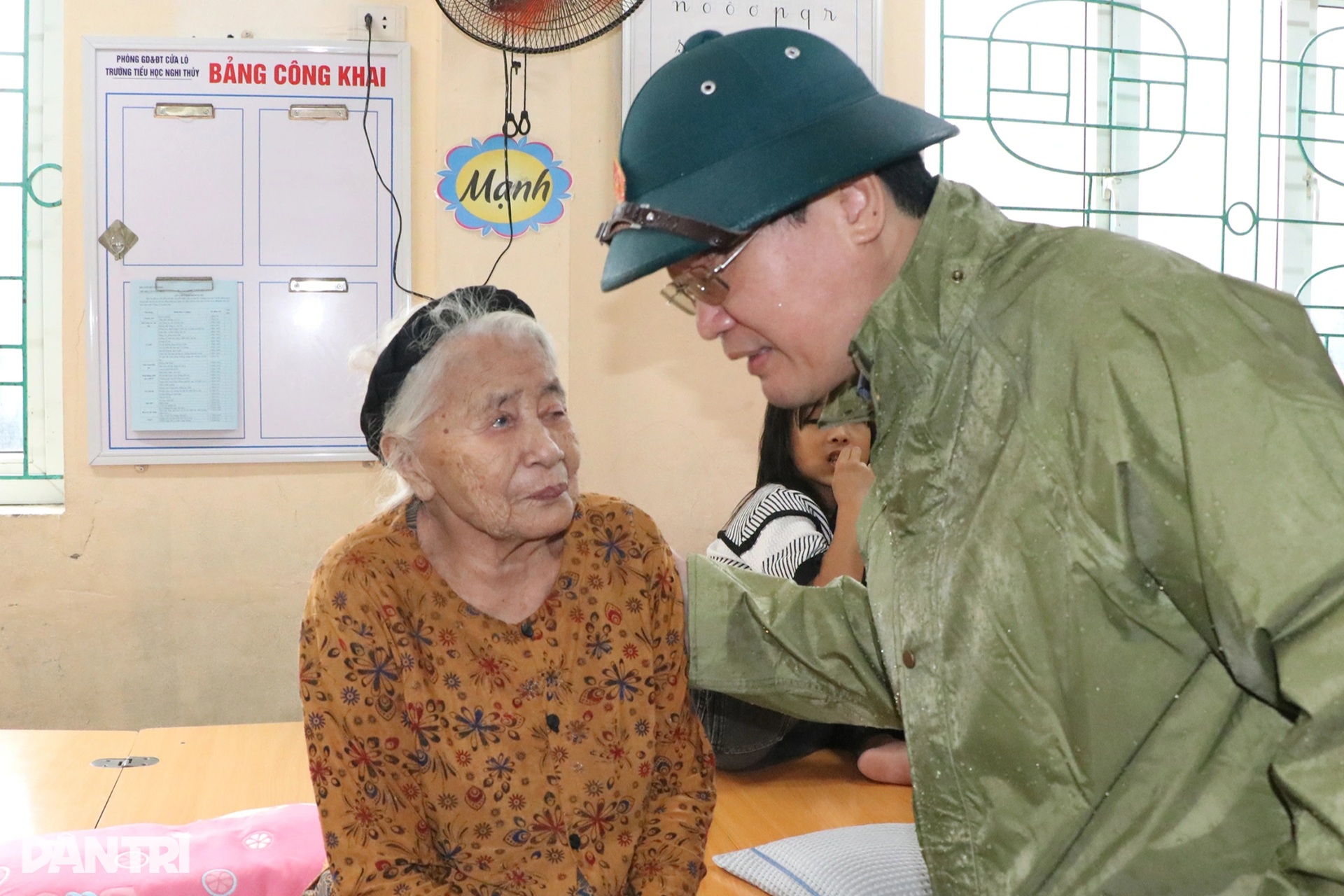 Công an gõ cửa từng nhà, vận động người dân đi sơ tán tránh bão Bualoi - 12 Công an gõ cửa từng nhà, vận động người dân đi sơ tán tránh bão Bualoi - 12