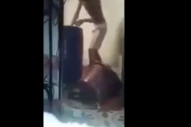 Clip bạo hành trẻ em được cho là ở Quảng Bình gây phẫn nộ. (Nguồn Hội những người yêu trẻ con)