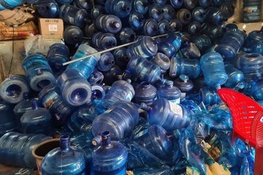 Bất thường vụ biến nước mương thành bình “tinh khiết” bán cho trường học