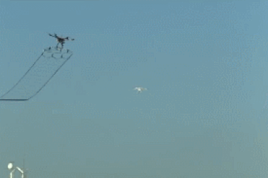 Khoảnh khắc cảnh sát Nhật Bản sử dụng drone để… bắt drone