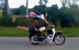 Liều mạng làm xiếc, đua mô tô trái phép để... kiếm tiền, lấy lòng bạn gái - 2 Liều mạng làm xiếc, đua mô tô trái phép để... kiếm tiền, lấy lòng bạn gái - 2