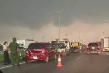 Hà Nội: 5 ô tô va chạm liên hoàn tại chân cầu Phù Đổng, giao thông ùn tắc