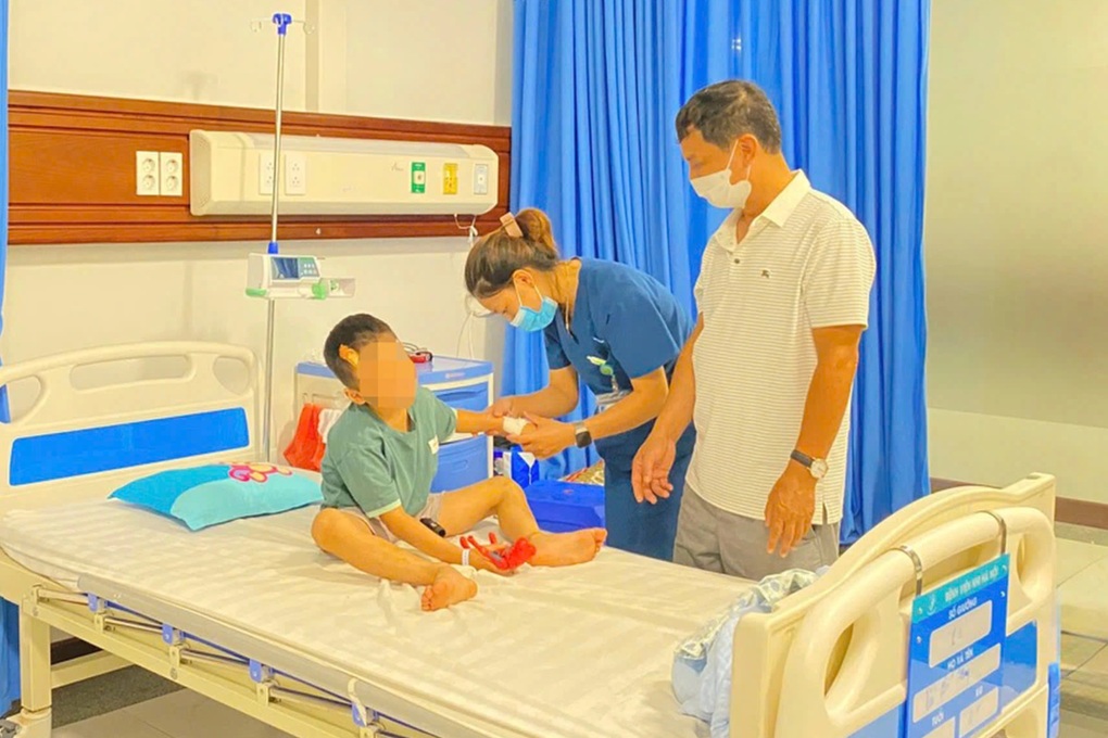 Tin vui về 2 cháu bé bị thương trong vụ ô tô gây tai nạn liên hoàn ở Hà Nội - 1 Tin vui về 2 cháu bé bị thương trong vụ ô tô gây tai nạn liên hoàn ở Hà Nội - 1