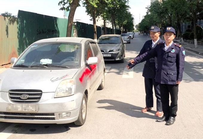 Hà Nội: Làm rõ thủ phạm xịt sơn đỏ lên hàng loạt ô tô ở khu đô thị Dương Nội - Ảnh 1.