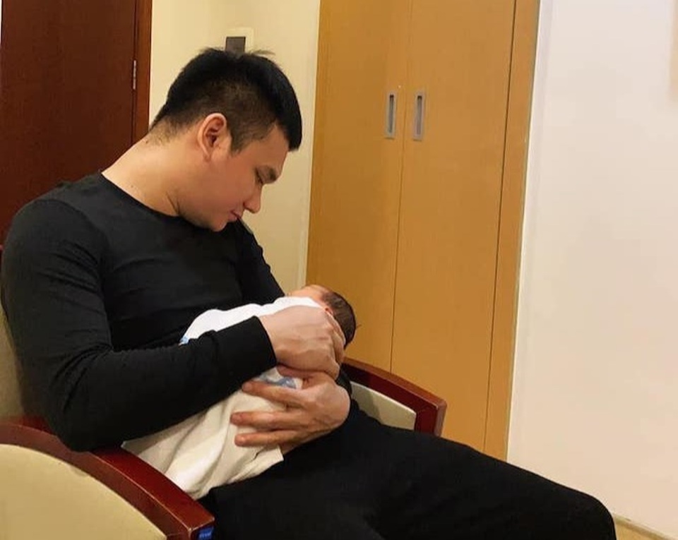 Khắc Việt, Dương Khắc Linh hạnh phúc khoe cặp song sinh vừa chào đời - 1 Khắc Việt, Dương Khắc Linh hạnh phúc khoe cặp song sinh vừa chào đời - 1