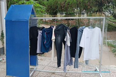 Sinh viên chế giàn phơi tự động thu đồ trong 9 giây khi trời mưa