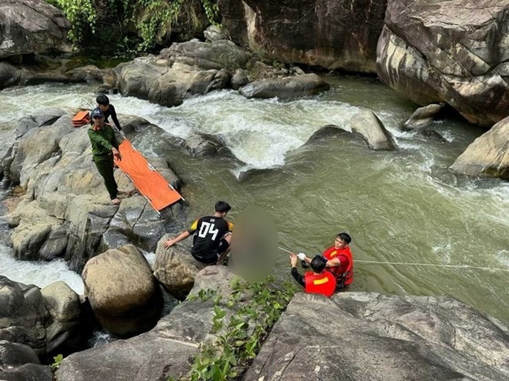 Phát hiện thi thể người đàn ông mắc kẹt vào hốc đá dưới suối - 1 Phát hiện thi thể người đàn ông mắc kẹt vào hốc đá dưới suối - 1