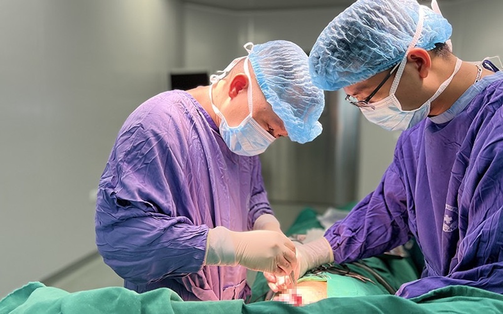 Da ngực mỏng dính, tấy đỏ vì nâng cấp vòng 1 không đau - 1 Da ngực mỏng dính, tấy đỏ vì nâng cấp vòng 1 không đau - 1