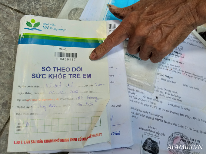 Xót xa bé trai hơn 1 tuổi mẹ đi tù, quanh năm trần truồng đi theo người đàn ông lạ ở Hà Nội - Ảnh 3. Xót xa bé trai hơn 1 tuổi mẹ đi tù, quanh năm trần truồng đi theo người đàn ông lạ ở Hà Nội - Ảnh 3.