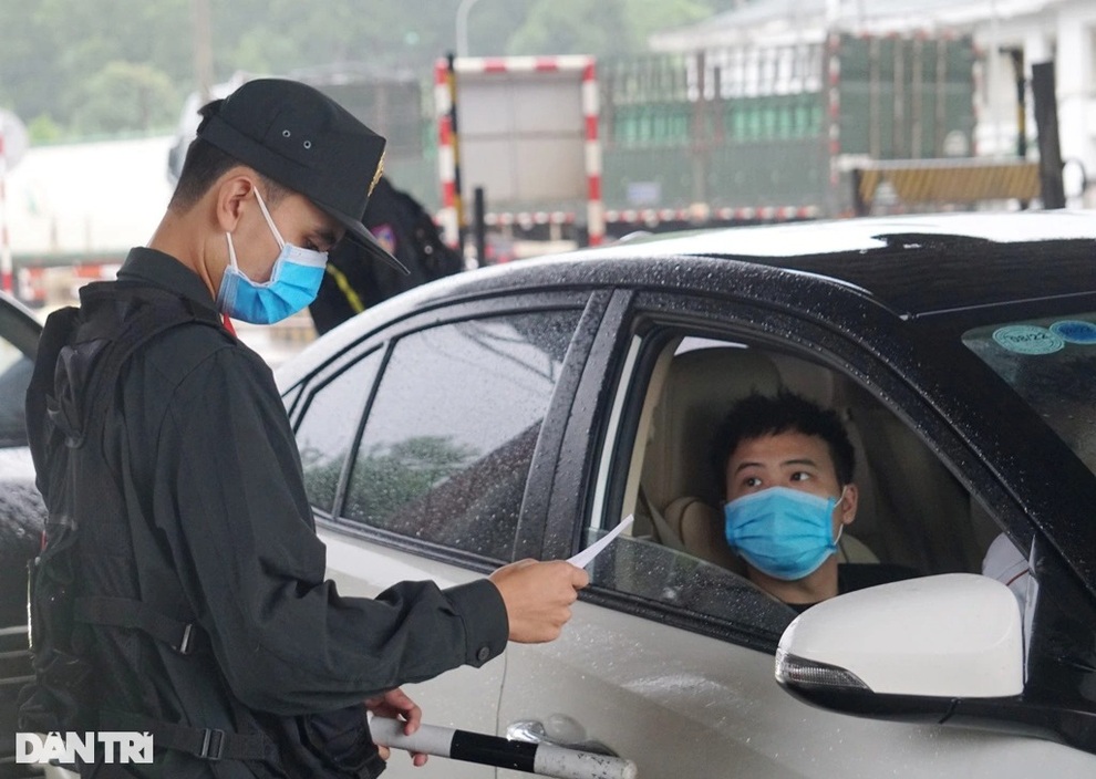 Dòng người, phương tiện xếp hàng dài chờ xét nghiệm Covid-19 dưới mưa - 3 Dòng người, phương tiện xếp hàng dài chờ xét nghiệm Covid-19 dưới mưa - 3