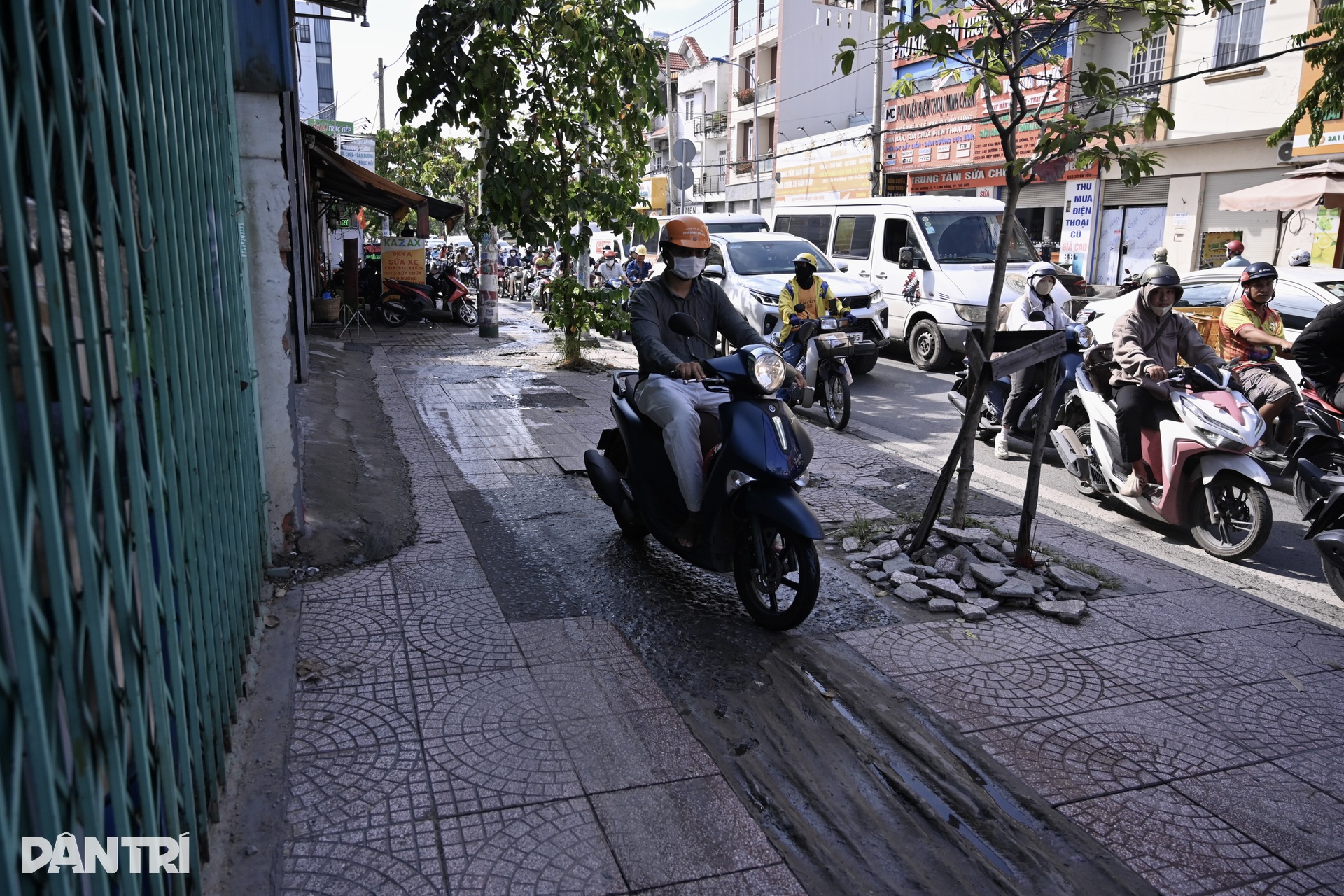 Tái diễn cảnh xe leo vỉa hè, chiếm trọn phần đường của người đi bộ ở TPHCM - 9