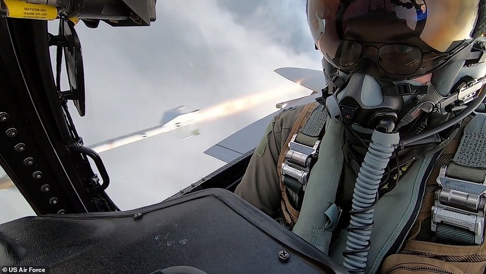 Đại bàng F-15 Mỹ nã tên lửa bắn rụng máy bay không người lái - 1 Đại bàng F-15 Mỹ nã tên lửa bắn rụng máy bay không người lái - 1