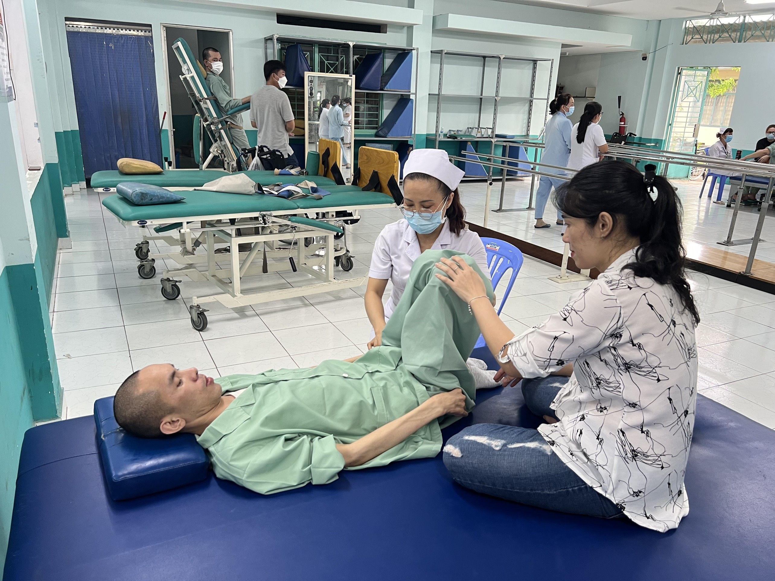 Mối tình 360.000 đồng của chàng trai chỉ nằm một chỗ với cô gái xinh đẹp - 7 Mối tình 360.000 đồng của chàng trai chỉ nằm một chỗ với cô gái xinh đẹp - 7