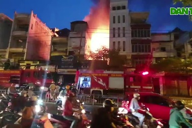 Hai căn nhà bốc cháy dữ dội ở Sài Gòn